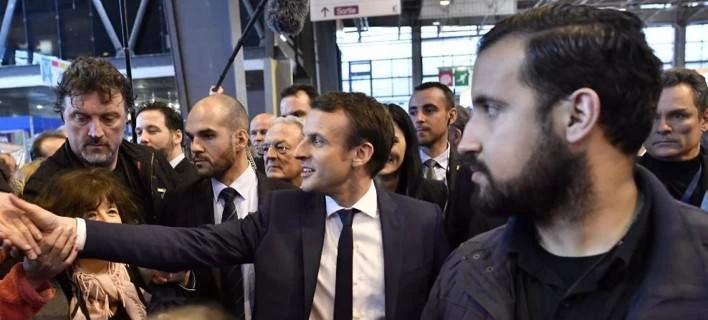 Σάλος στη Γαλλία: Συνεργάτης του Μακρόν χτυπούσε διαδηλωτές στο δρόμο (Βίντεο)